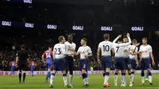 Jugadores del Tottenham celebran anotación contra el Crystal Palace