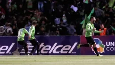 Jugadores de Pumas festejan anotación contra Pumas