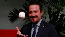 Javier Salinas con una pelota de beisbol