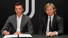 Mandzukic y Nedved, durante la firma de su nuevo contrato