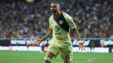 Nico Castillo festeja un gol con América