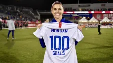 Alex Morgan celebra gol con Estados Unidos