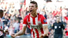 Chucky Lozano festejando un gol con el PSV