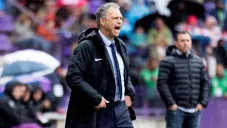 Joaquín Caparrós observa un partido del Sevilla