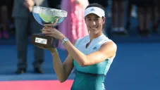 Garbiñe Muguruza con el trofeo del Abierto de Monterrey