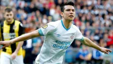 Lozano, en festejo de gol con el PSV