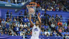 Jorge Gutiérrez encesta durante el partido