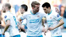 Hirving Lozano y sus compañero en un partido con el PSV