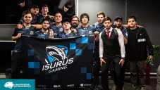Los integrantes de Isurus Gaming posan tras derrotar a All Knights