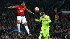 Piqué despeja balón en juego contra Manchester United