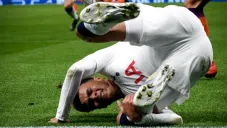 Dele Alli sufre caída en el partido de Champions