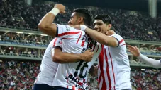 Jugadores de Chivas en pleno festejo de gol