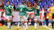 Ángel Mena festeja uno de los goles con sus compañeros de León