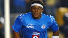 Pavón celebra una anotación con Cruz Azul en el C2005