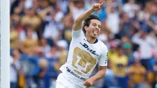 Alan Mozo celebrando un gol con Pumas