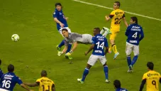 Moisés Muñoz remata de cabeza en la Final del Clausura 2013