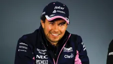 Checo Pérez sonríe durante una conferencia