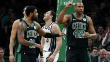 Jugadores de los Cletics celebran una anotación