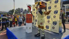 La Copa es mostrada para la afición del América en el Estadio Azteca