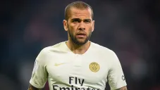 Dani Alves, con la playera blanca de PSG, misma que traerá el parche especial