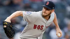 Chris Sale intenta lanzar una bola