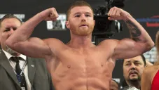 Canelo Álvarez durante un pesaje