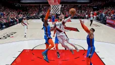 Damian Lillard brinca para hacer una anotación