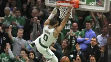 Jayson Tatum anota para Boston