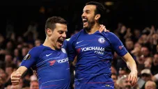 Pedro celebra con Azpilicueta tras anotar un gol