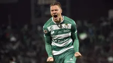 Julio Furch celebra un gol con Santos Laguna