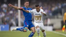 Edgar Méndez y Martín Rodríguez disputan un balón