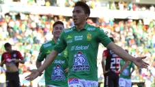 Ángel Mena celebra una anotación ante Atlas