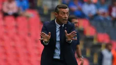 Pedro Caixinha da indicaciones en el partido contra Pumas