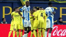 Nyom y Kenneth se lamentan tras recibir un gol del Villarreal