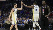 Klay Thompson y Kevin Durant festejan una anotación