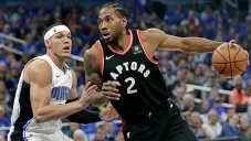 Leonard conduce el balón entre la marca rival