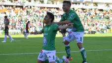 Ángel Mena y Jean Meneses festejan un gol