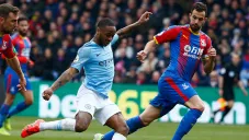 Raheem Sterling se prepara para lanzar un disparo en juego del City