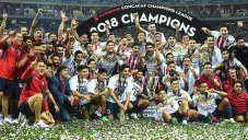 Los jugadores de Chivas festejan el título de Concacaf