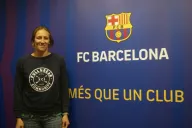 Tajonar posa junto al escudo del Barça en la Ciudad Deportiva Joan Gamper