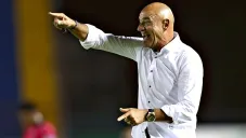 Chelís da indicaciones durante un juego