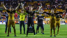 Maradona festeja con sus pupilos tras vencer a Mineros