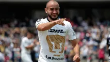 Carlos González festeja gol ante Chivas