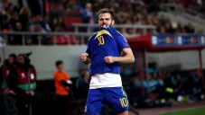 Pjanic muerde su playera tras fallar una opción clara de gol