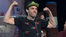 Julio César Chávez Jr. antes de un pesaje