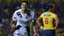 Gustavo Bou festeja uno de sus goles contra Morelia