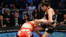 Melissa Martínez golpea a la chilena Caroline Gallardo