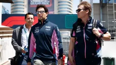 Checo Pérez hacia el paddock en Azerbaiyán