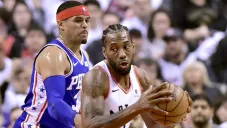 Kawhi Leonard y Tobias Harris durante un partido