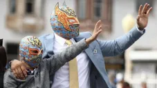 Sin Cara saluda al público